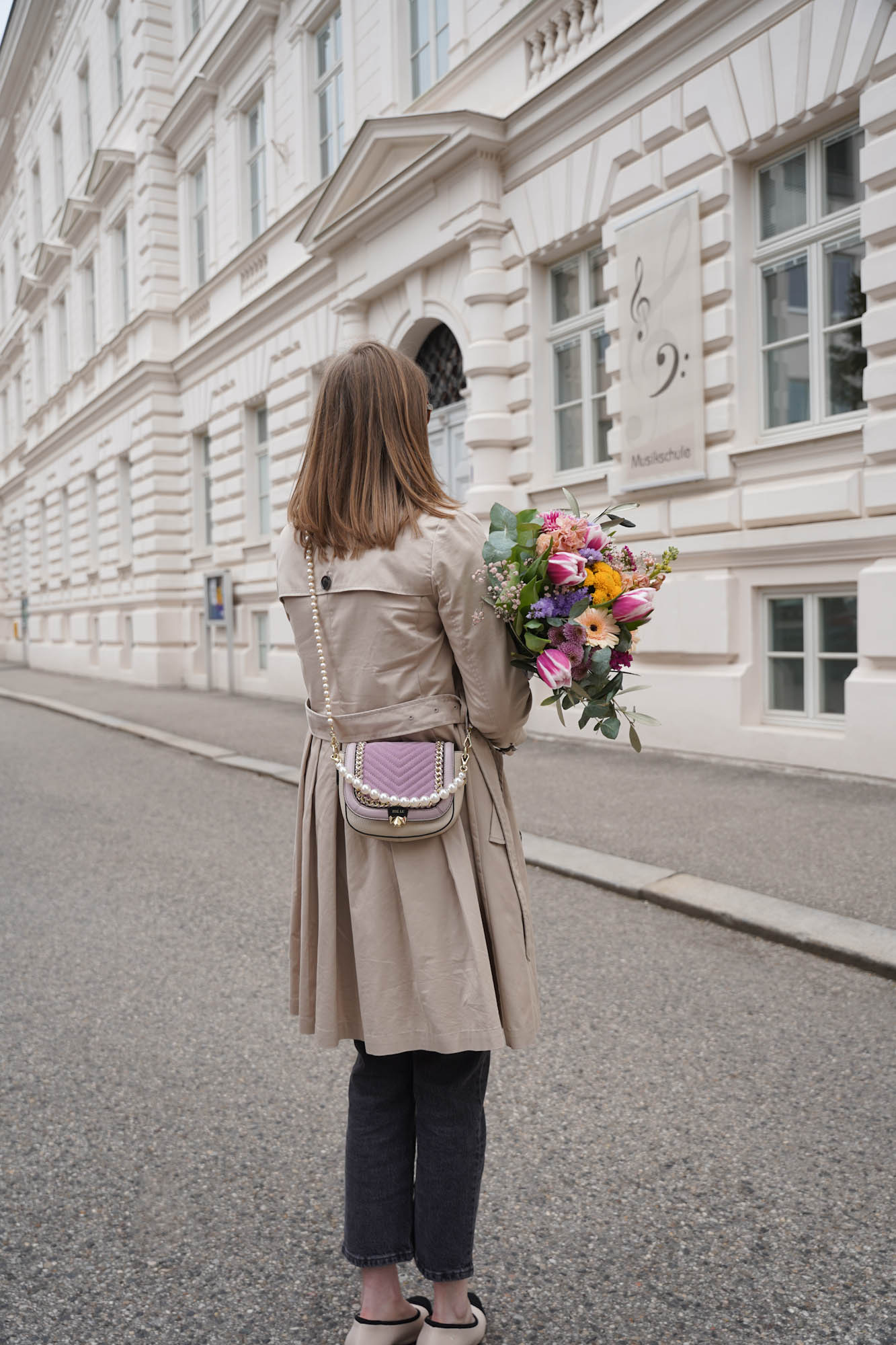 Trenchcoat, Levi’s 501 Jeans crop, Straight Jeans, dark grey jeans, flower bouquet, spring outfit 