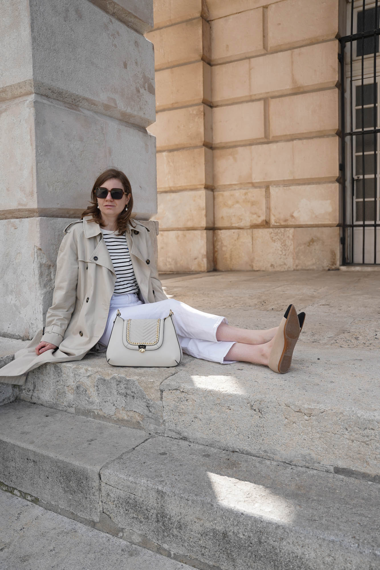 Trenchcoat, Streifenshirt spring Outfit