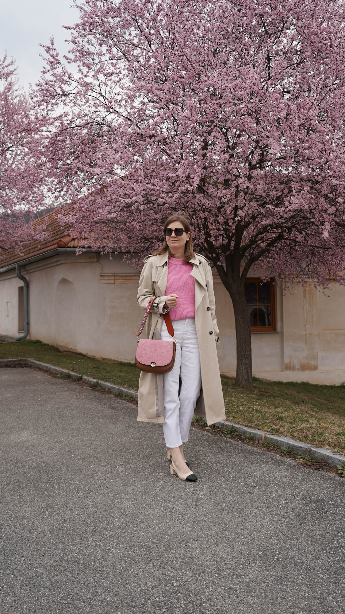 Trenchcoat pink Sweater white jeans skinny jeans pink bag casual spring 