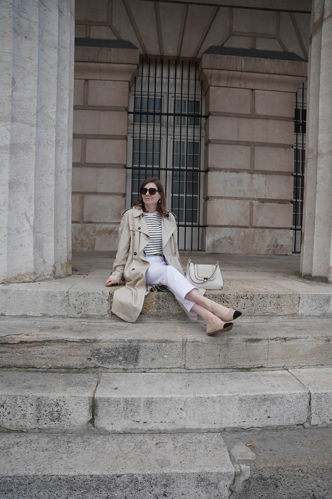 Trenchcoat, Streifenshirt spring Outfit 