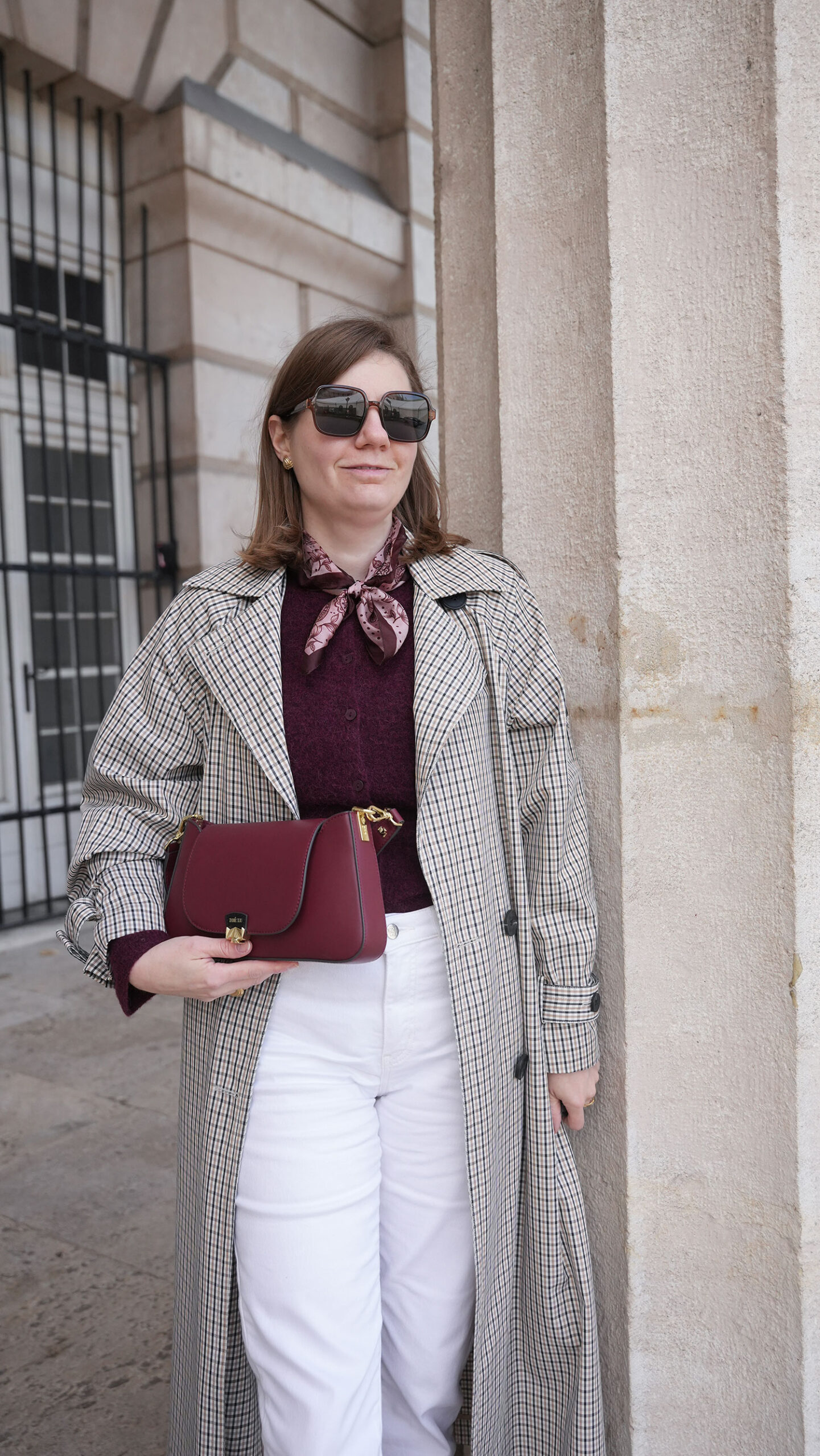 trenchcoat, checked, bordeaux sweater, zoe lu mini pochette bordeaux